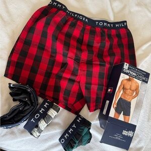 Tommy Hilfiger Men's boxers Size M
Red Black , White , Green Plaid Boxers